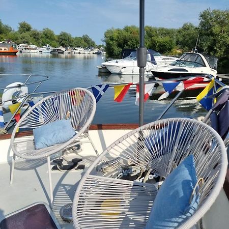 Traditional Boat Thorpe (Surrey) Exterior photo