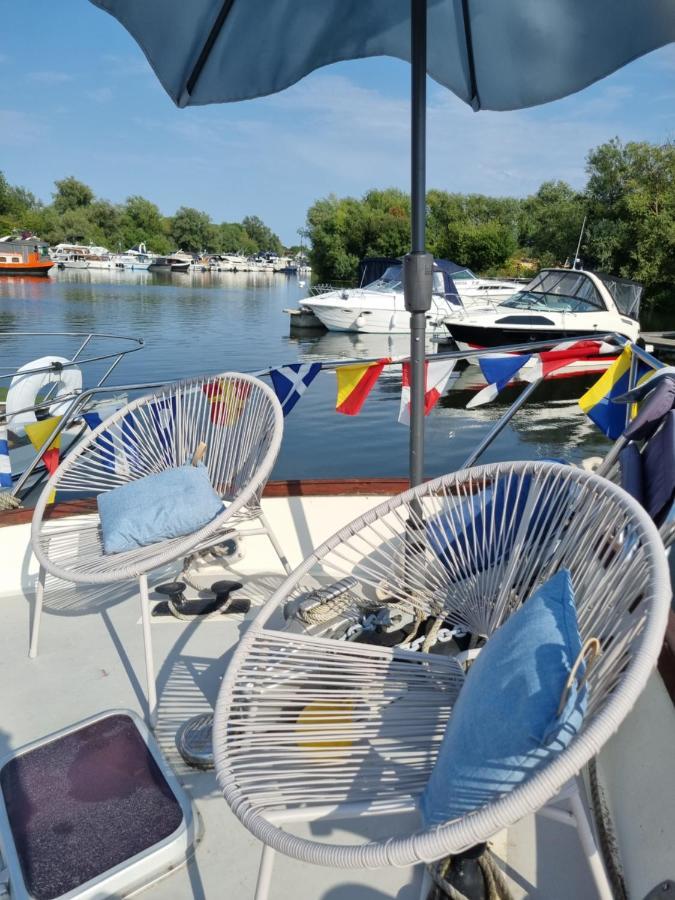 Traditional Boat Thorpe (Surrey) Exterior photo
